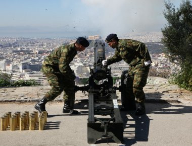 21 βολές για την 25η Μαρτίου στο πυροβολείο του Λυκαβηττού - Δείτε τις εντυπωσιακές φωτογραφίες